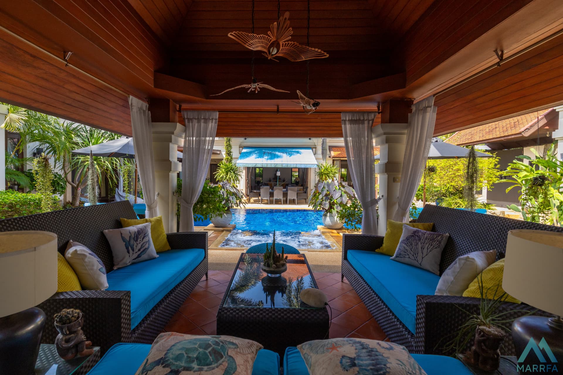 Sala lounge facing the pool